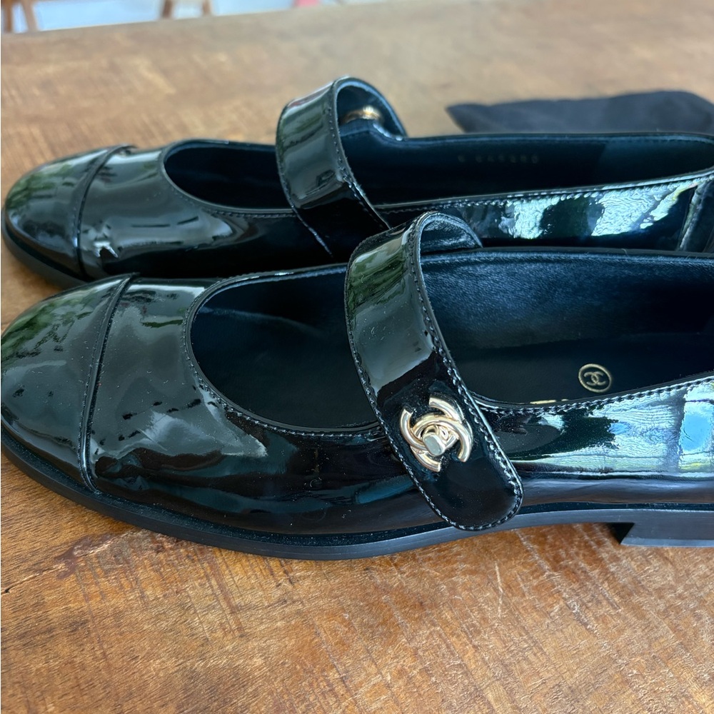 CHANEL Black Patent Mary Jane Flats with Gold CC Accent - Picture 4 of 11